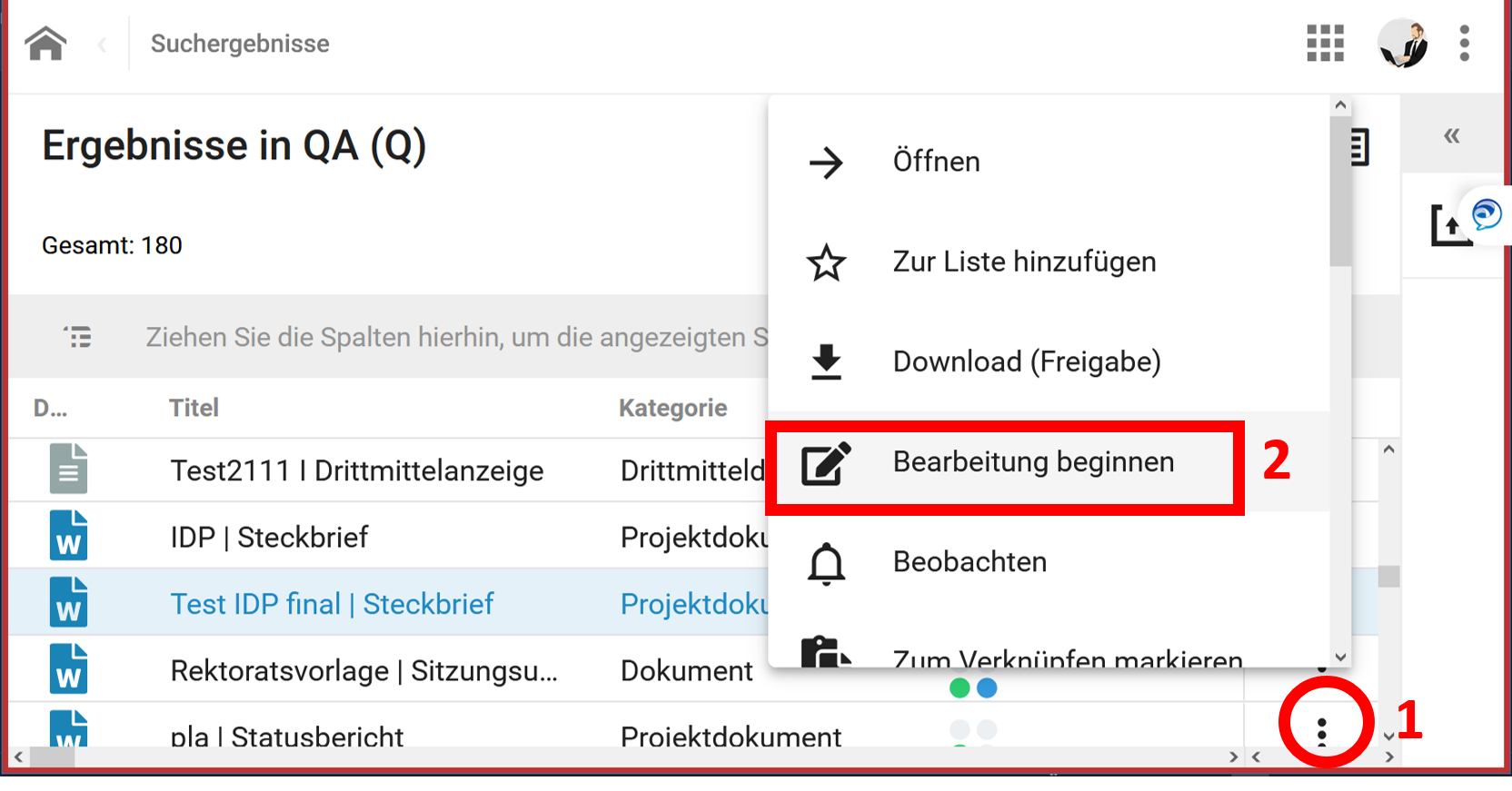 alt= Auf dem Bildschirm wird eine Liste gezeigt, in der untereinander verschiedene Dokumente aufgeführt sind. Rechts neben eines jeden Eintrages befindet sich eine Schaltfläche, die mit 3 senkrecht angeordneten Punkten versehen ist. Im Vordergrund ist ein Menü geöffnet. Es enthält eine Liste von Aktionen, die ausgeführt werden können. Zur Verdeutlichung wurden sowohl die 3 Punkte als auch die Aktion Bearbeitung beginnen rot eingerahmt und mit einer Ziffer markiert, 1 für die 3 Punkte, 2 Bearbeitung beginnen.