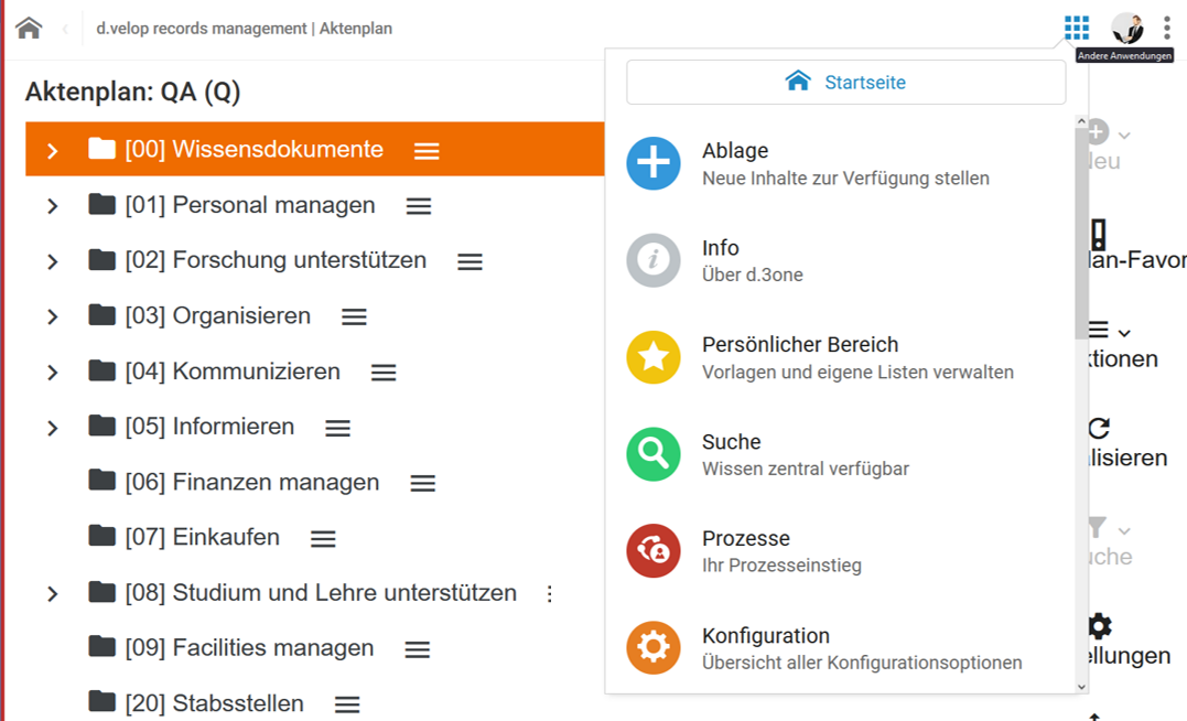 Im Hintergrund ist der Aktenplan abgebildet. Der Mauszeiger weist auf das Kontextmenü in der oberen Leiste, das am rechten Rand durch ein Symbold, bestehend aus drei mal drei kleinen Quadraten, aufgerufen werden kann. Dieses ist nun geöffnet im Vordergrund und enthält, verschiedene andere Widgets, also kachelartige Schaltflächen, die auf adndere Anwendungen verweisen, wie zum Beispiel Persönlicher Bereich oder Prozesse.