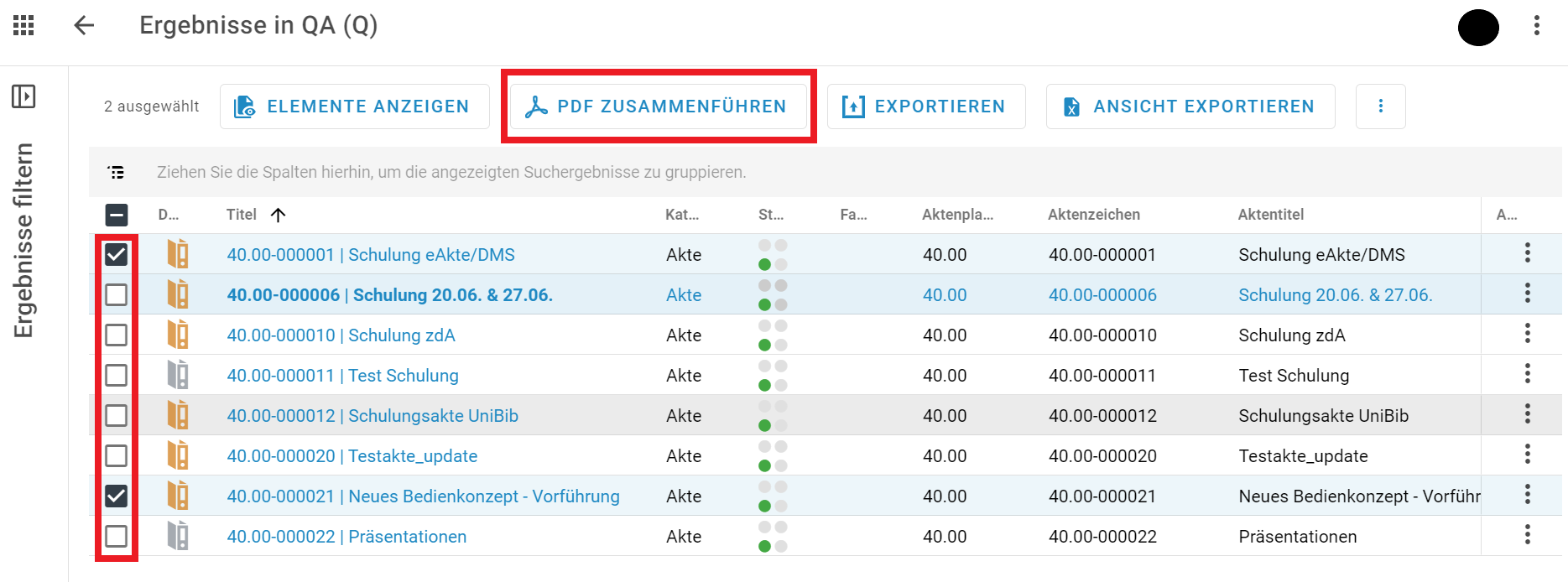 Im DMS zeigt eine Suche mehrere Akten. Zwei sind ausgewählt. Die anderen nicht. Eine rote Umrandung hebt die Auswahlschaltflächen hervor.