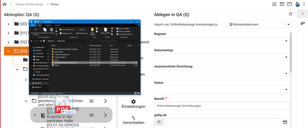 Im Hintergrund der linken Bildschirmhälfte ist der Aktenplan abgebildet. Ein Aktenplanelement ist bis auf Ebene der Vorgänge aufgeklappt. Auf der rechten Bildschirmseite ist eine Maske zur Eingabe von Metadaten abgebildet. Vor dem Aktenplan ist der Explorer geöffnet, eine Datei daraus wird auf einen Vorgang gezogen, der Vorgang ist markiert.