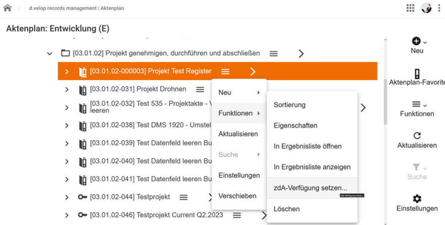 Im rechten Seitenmenü des DMS Aktenplans ist das Untermenü unter den drei waagerechten Strichen ausgewählt. Es enthält die Einträge Neu, Funktionen, Aktualisieren, Suche, Einstellungen und Verschieben. Funktionen ist ausgewählt und es hat sich ein neues Untermenü geöffnet. Dort sind die Einträge Sortierung, Eigenschaften, In Ergebnisliste öffnen, in Ergebnisliste anzeigen, zdA Verfügung setzen sowie Löschen. Der Eintrag zdA-Verfügung setzen ist markiert.